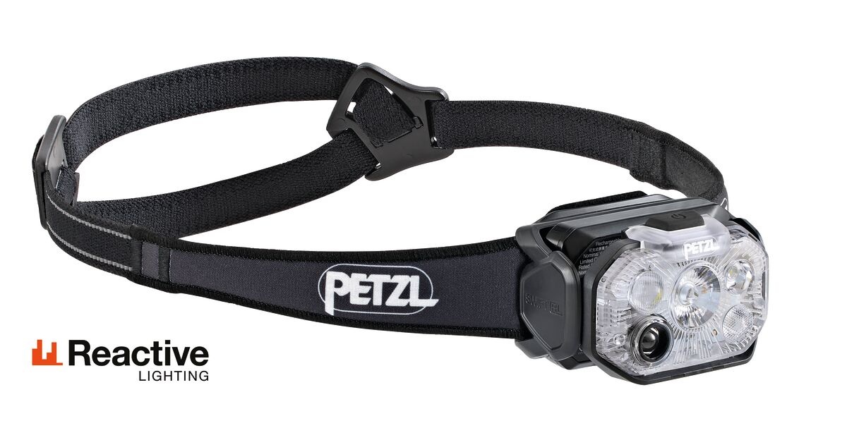 Petzl SWIFT RL CLASSIC — čelovka s nasadeným širokým čiernym hlavovým pásikom s logom PETZL, vzadu delený strih s plastovou prackou