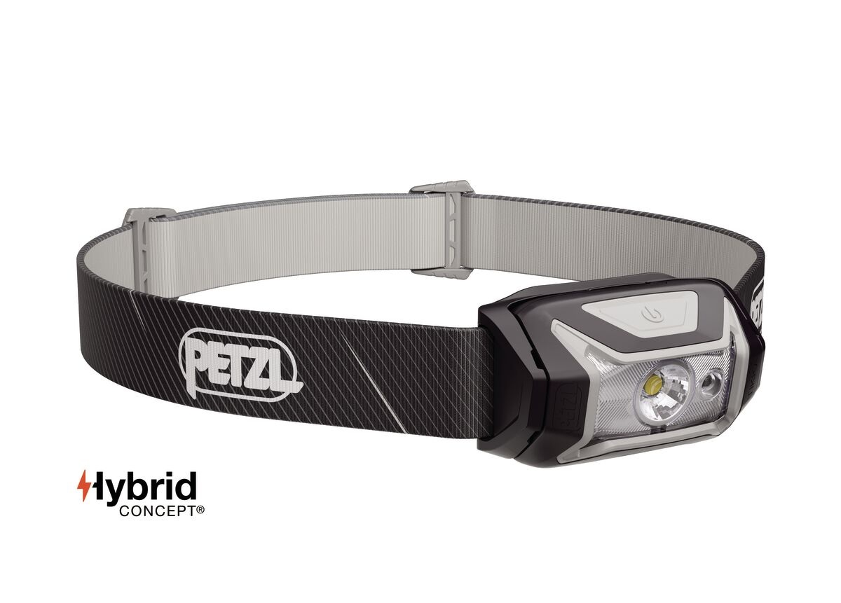 Petzl TIKKA 2025 v čiernej farbe — čelovka s hlavovým pásikom