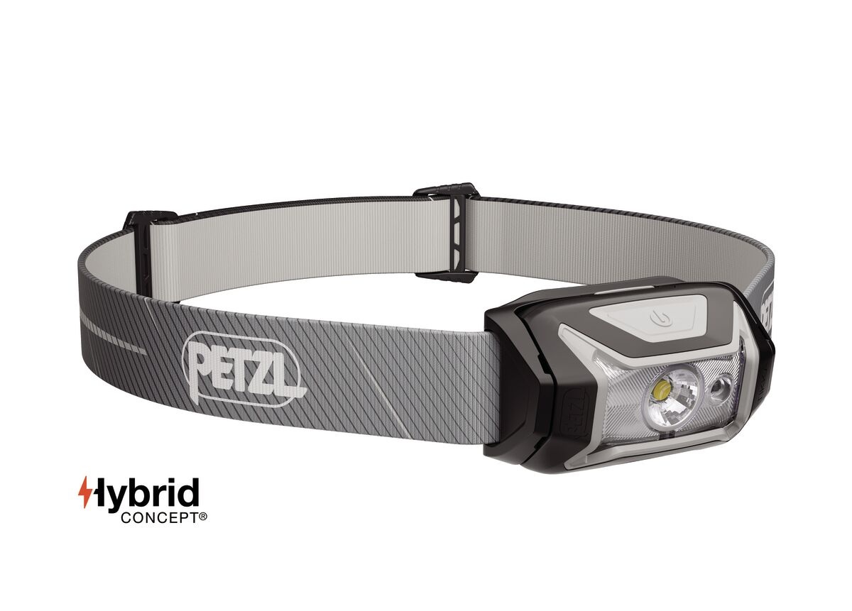 Petzl TIKKA CORE 2025 v čiernej farbe — čelovka s hlavovým pásikom