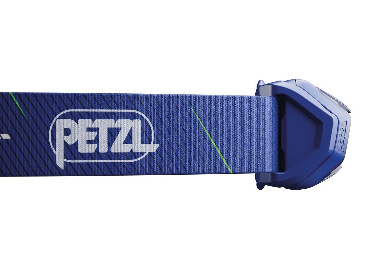 Detail hlavového pásika Petzl TIKKA CORE s tkaným logom Petzl a úchytom, ktorým sa pásik zapína do tela čelovky