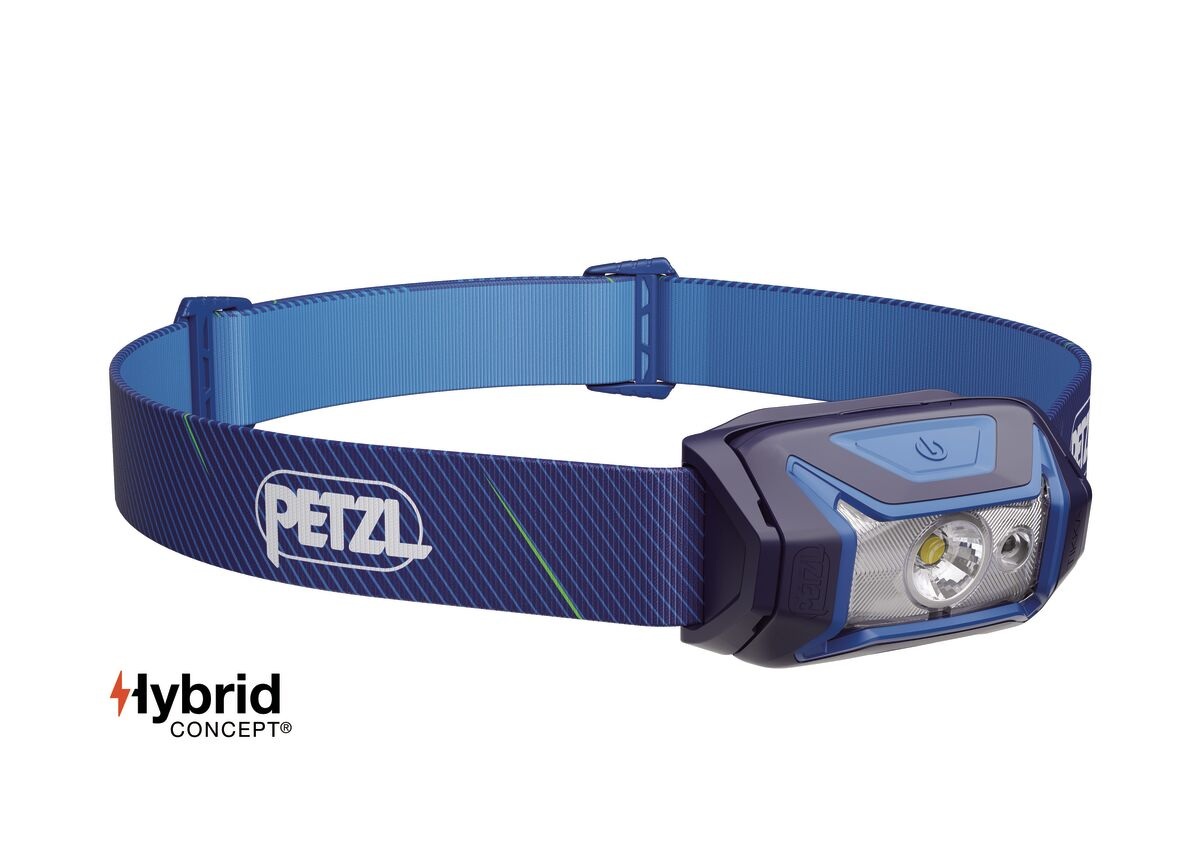 Petzl TIKKA — čelovka v modrej farbe, hmotnosť 94 g, produktová fotka na bielom pozadí