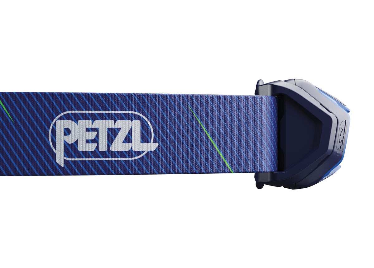 Detail hlavového pásika Petzl TIKKA s tkaným logom Petzl a úchytom, ktorým sa pásik zapína do tela čelovky