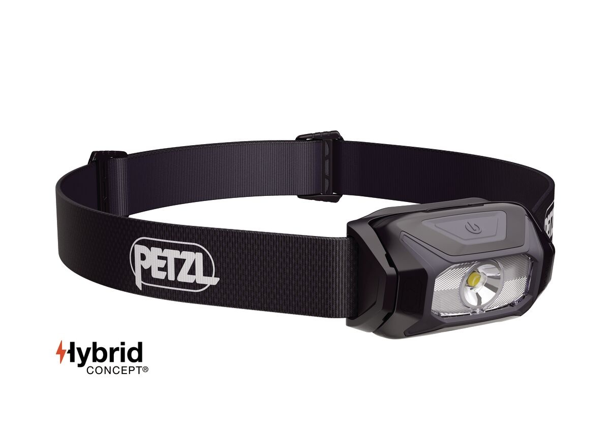 Petzl TIKKINA — čelovka v čiernej farbe, hmotnosť 92 g, produktová fotka na bielom pozadí