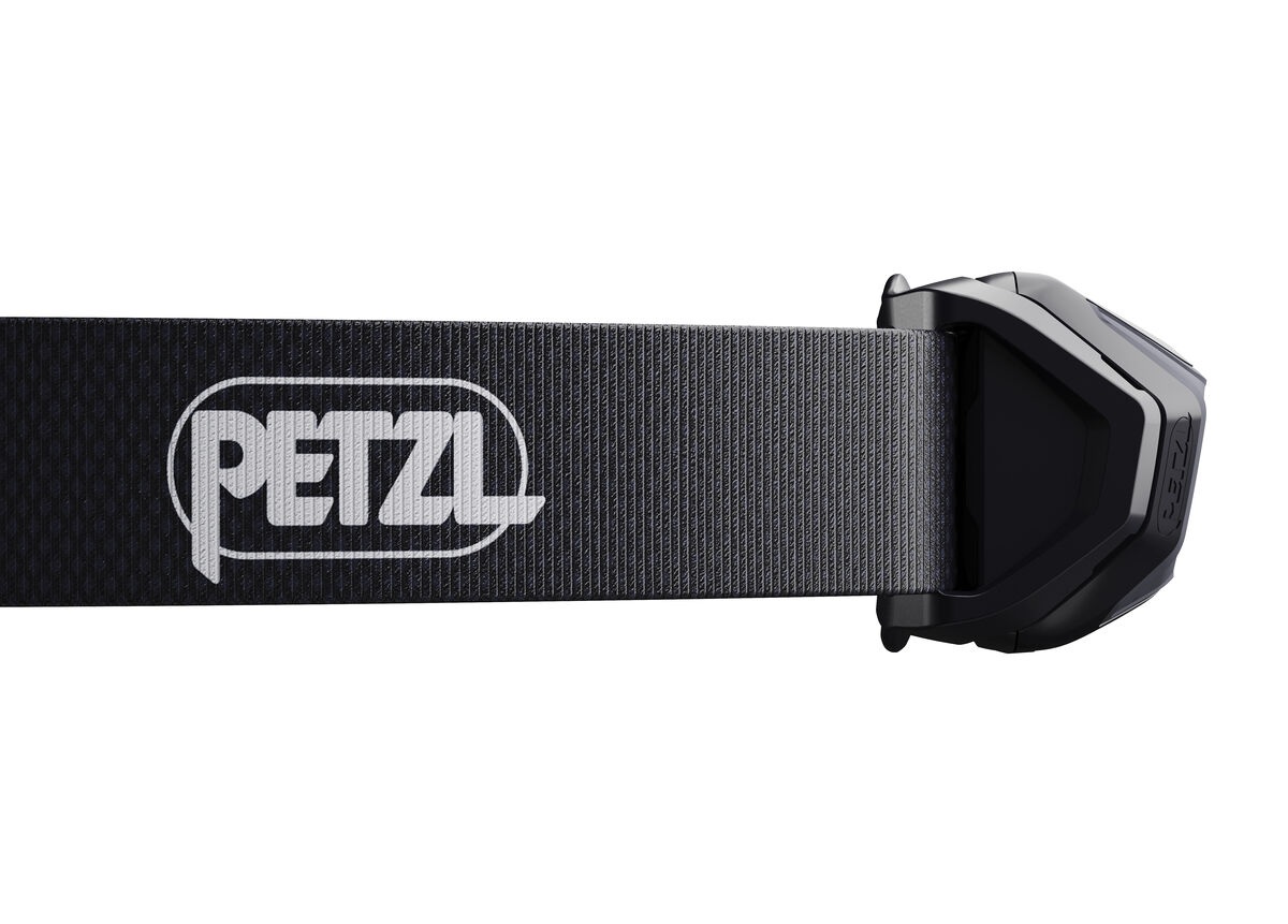 Detail čierneho hlavového pásika Petzl TIKKINA s tkaným logom Petzl a úchytom, ktorým sa pásik zapína do tela čelovky