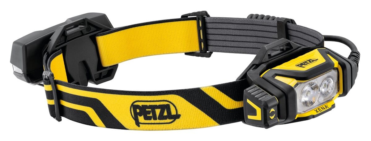 Petzl XENA celá pracovná čelovka — čierno-žltý hlavový pásik, vpredu lampa s dvomi optikami a nápisom XENA, vzadu čierny akumulátor R1 s prepojovacím káblom