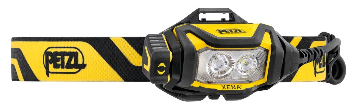 Petzl XENA — čelný pohľad na lampu s dvomi reflektormi, otočným voličom na boku a rozloženým čierno-žltým pásikom