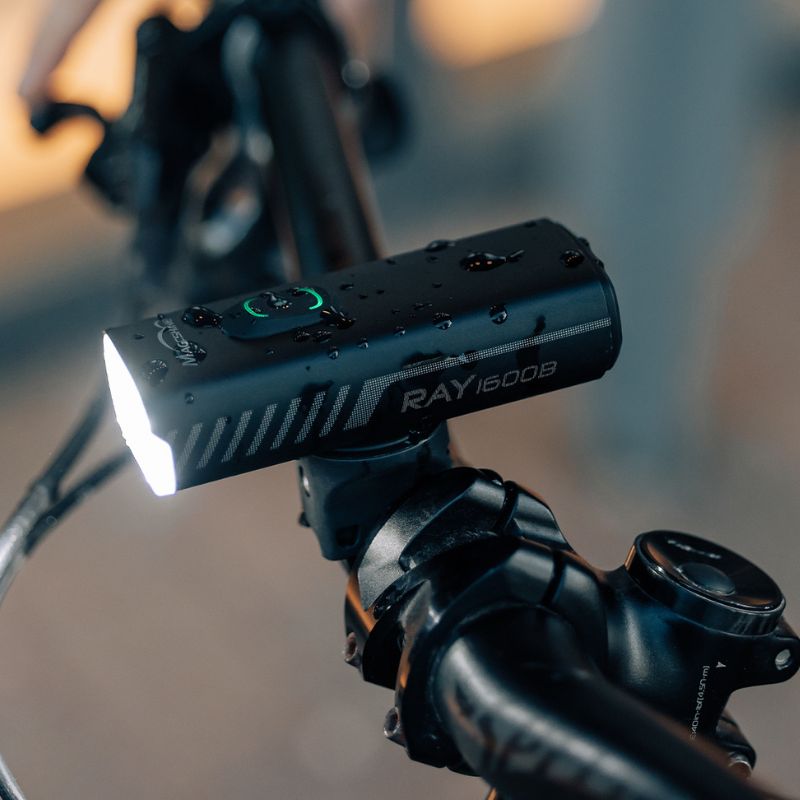 Magicshine RAY 1600B svieti na riadidlách bicykla, kvapky vody na hliníkovom tele — krytie IPX6