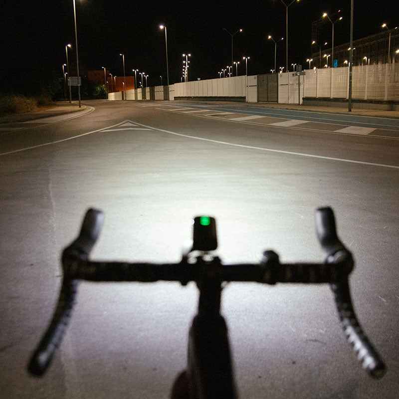 Pohľad z riadidiel na nočnú cestu osvetlenú predným cyklosvetlom Magicshine RAY 1600B