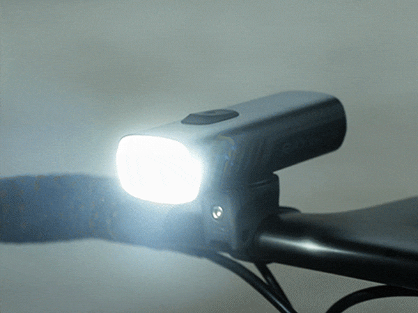 Animácia výrobcu k inteligentnému snímaču Magicshine RAY 1600B — svetlo samo zhasne a opäť sa rozsvieti
