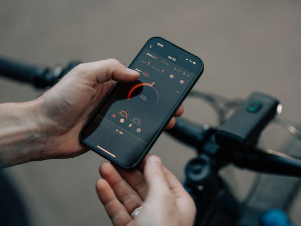 Aplikácia Magicshine na telefóne pri nastavovaní jasu a režimov cyklosvetla RAY 2600B pripojeného cez Bluetooth