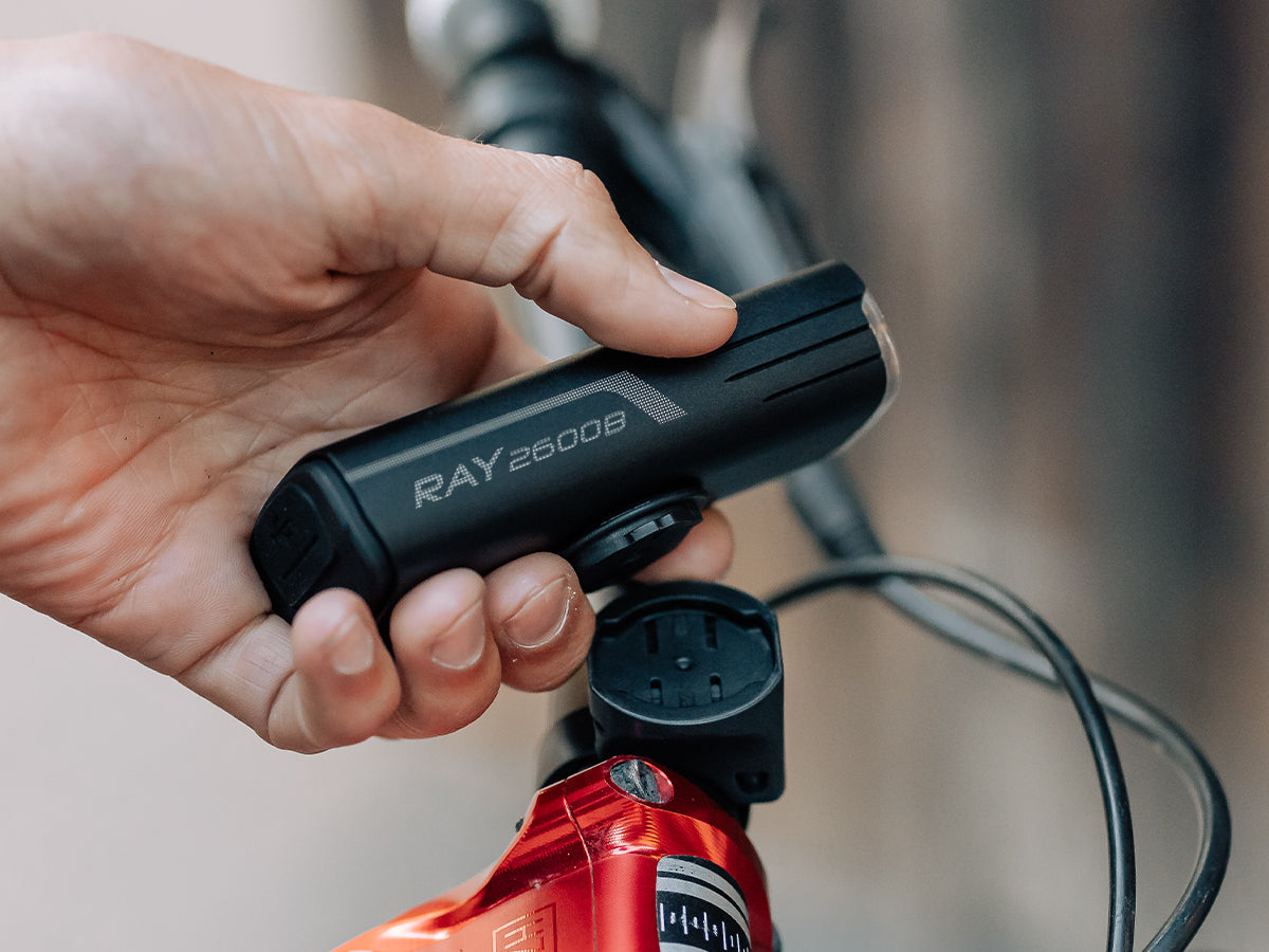 Nasadenie cyklosvetla Magicshine RAY 2600B na štvrťotáčkový držiak Garmin na riadidlách bicykla