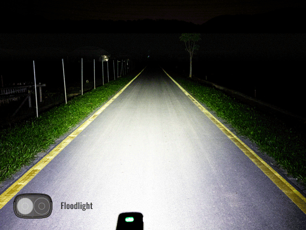 Animácia výrobcu Magicshine RAY 2600B — porovnanie režimu Floodlight a Hybrid z toho istého miesta na nočnej ceste