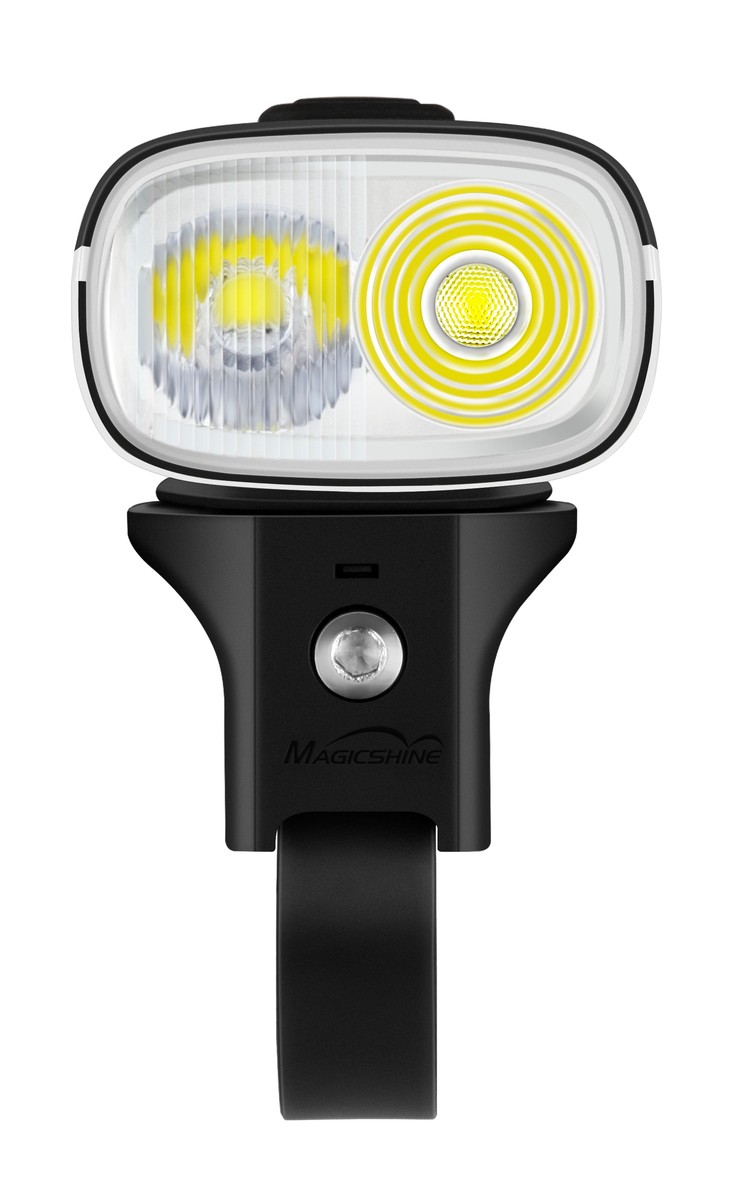 Čelo svetla Magicshine RAY 800 s dvoma rozsvietenými LED: vľavo za rebrovanou šošovkou, vpravo v kruhovej optike