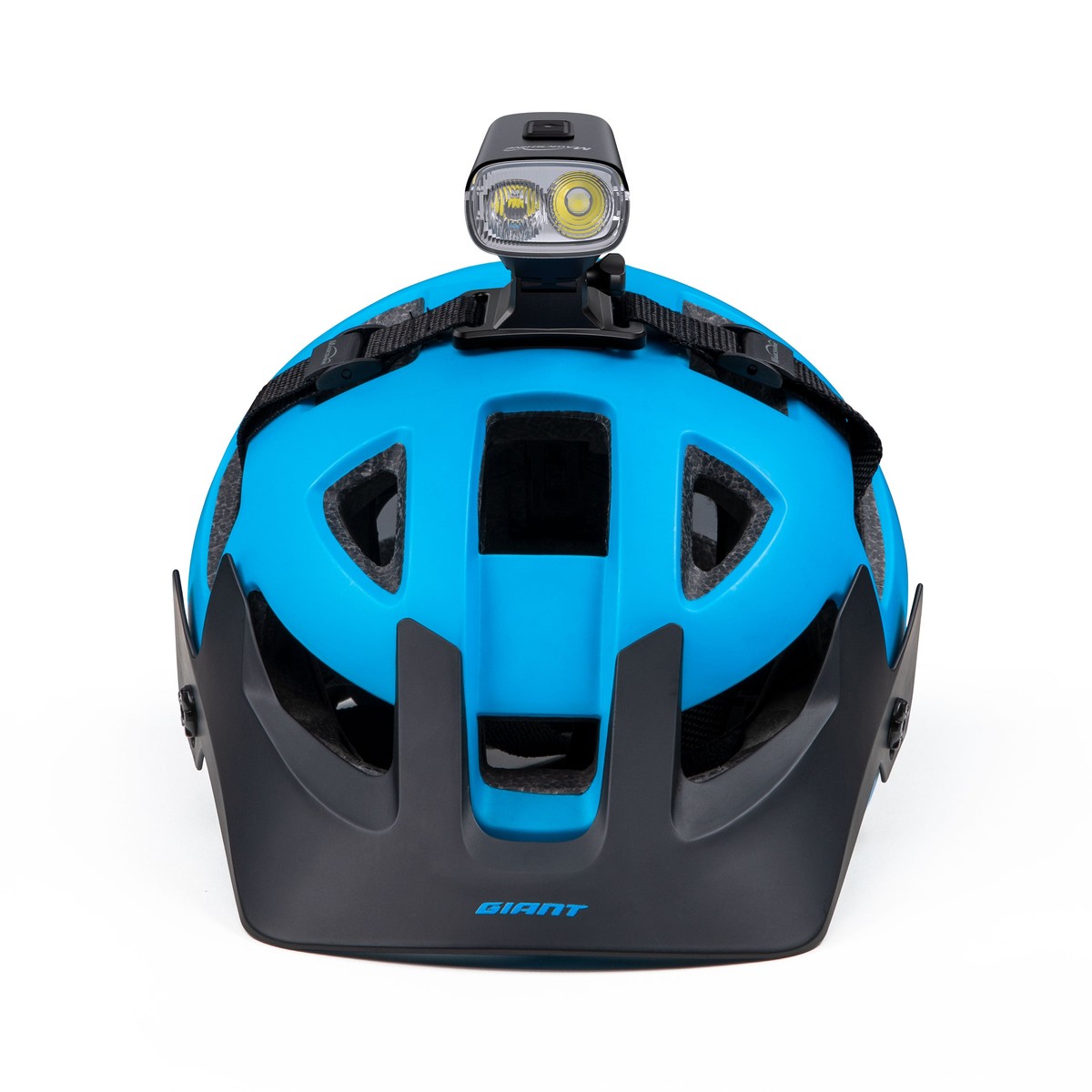 Magicshine RAY 800 na cyklistickej prilbe pri pohľade spredu, obe LED svietia; držiak na prilbu sa kupuje zvlášť