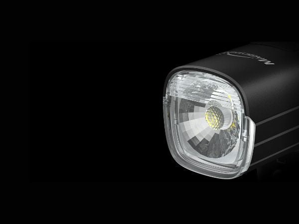 Detail optického modulu Magicshine RN1500 s LED čipom Luminus SST-40 a hranatou šošovkou