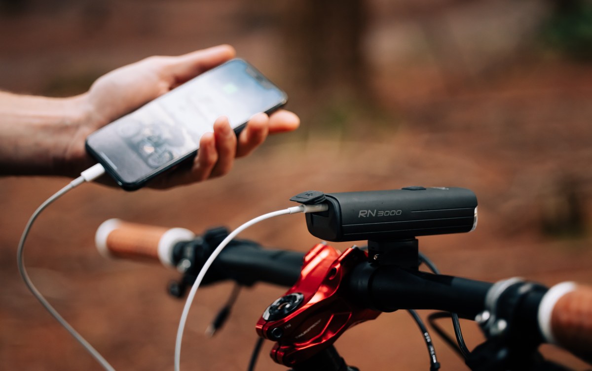 Magicshine RN 3000 nabíja telefón cez USB-C priamo z riadidiel &ndash; obojsmerný port a batéria 10 000 mAh