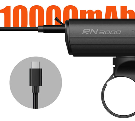 Detail portu USB-C na svetle Magicshine RN 3000 a označenie kapacity batérie 10 000 mAh