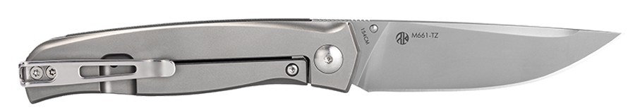 Ruike M661-TZ otvorený zboku – čepeľ z ocele 154CM s gravírom M661-TZ, palcový kolík a titánová strana rukoväte s klipom