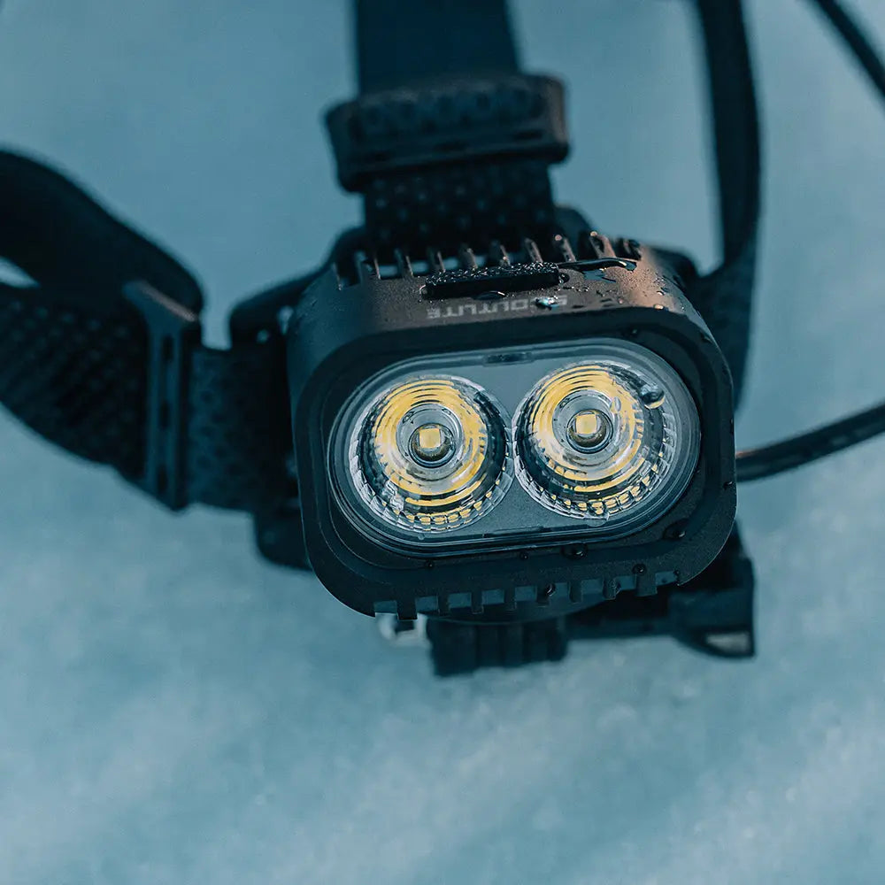 Čelný pohľad na Scoutlite LUMEO 4000 pokrytú kvapkami vody, dve LED za spoločnou šošovkou