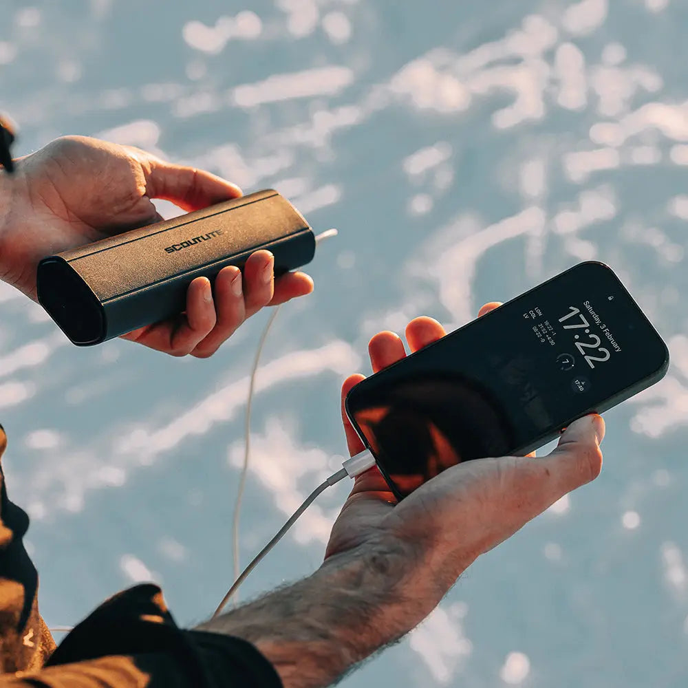 Battery pack Scoutlite MEGLE 6000 nabíja mobilný telefón káblom v zasneženom teréne