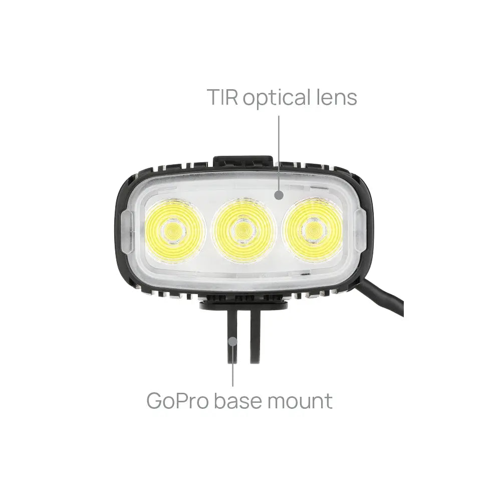 Scoutlite MEGLE 6000 čelne &ndash; tri rozsvietené LED za TIR šošovkou a GoPro základňa pod telom