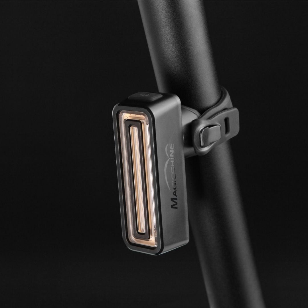 Zadné svetlo Magicshine SEEMEE 100 V2.0 upnuté gumovým remienkom na sedlovke bicykla, zhasnuté