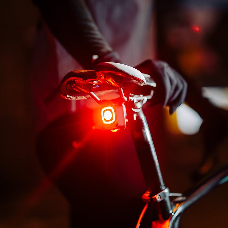 Magicshine SEEMEE 200 V3.0 zadné svetlo na bicykel svieti načerveno pod sedlom cestného bicykla v noci