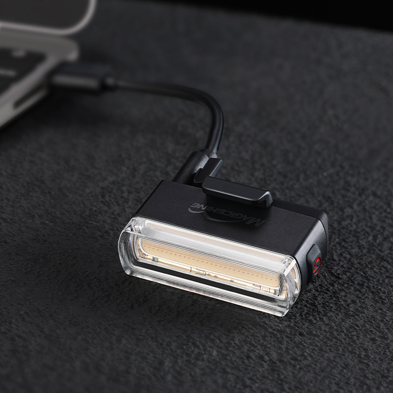 Zadné svetlo Magicshine SEEMEE 20 V2.0 sa nabíja USB-C káblom pripojeným k notebooku