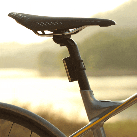 Nasadenie zadného svetla Magicshine SEEMEE 30 V2.0 na sedlovku bicykla silikónovým remienkom