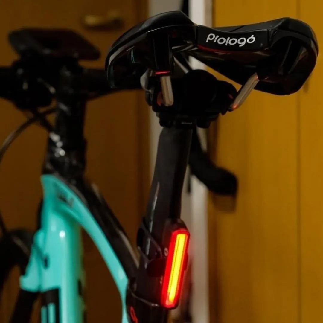 Zadné svetlo Magicshine SEEMEE 30 V2.0 nasadené na sedlovke pod sedlom bicykla, rozsvietené