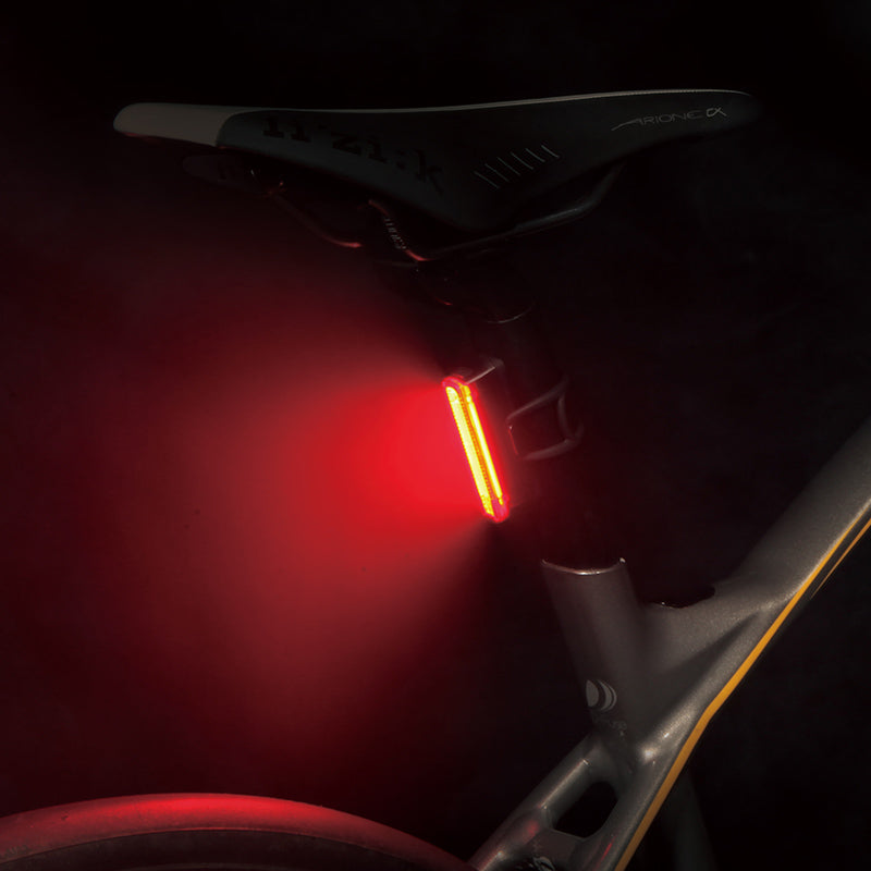 Bicykel zozadu za tmy, zadné svetlo Magicshine SEEMEE 30 V2.0 pod sedlom osvetľuje červenou žiarou zadné koleso