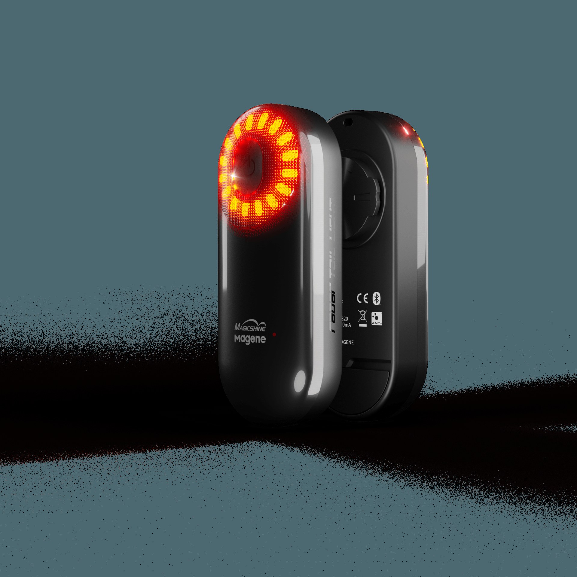 Magicshine SEEMEE 508 Radar z prednej aj zadnej strany &mdash; svietiaci prstenec a štvrťotáčkový úchyt so značkami CE, Bluetooth a ANT+
