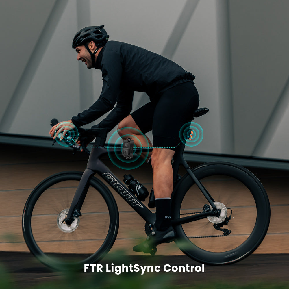 Cyklista na cestnom bicykli, grafika výrobcu FTR LightSync Control spája diaľkový ovládač na riadidlách s predným a zadným svetlom
