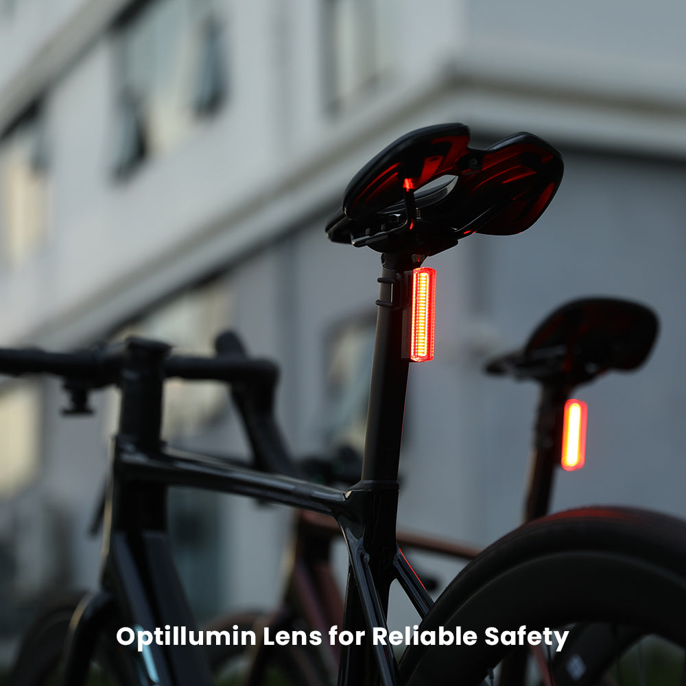 Dva cestné bicykle za šera, na sedlovkách svietia zadné svetlá Magicshine SEEMEE 50 PRO, grafika výrobcu Optillumin Lens