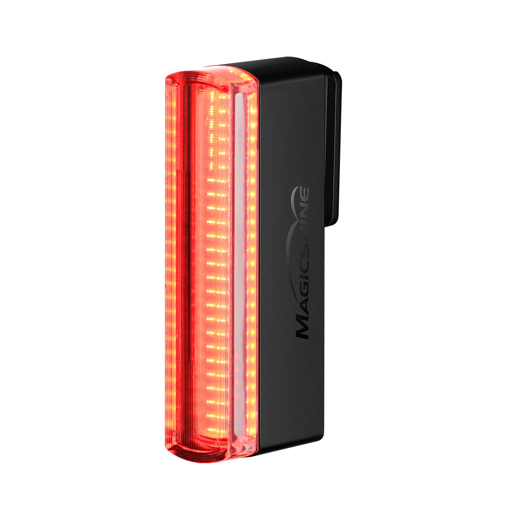 Magicshine SEEMEE 50 PRO rozsvietené načerveno na bielom pozadí, cez šošovku vidno rad jednotlivých LED bodov