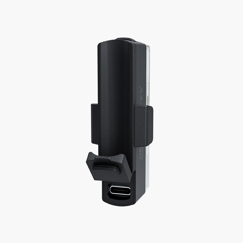 Zadná strana zadného svetla Magicshine SEEMEE 50 V2.0 so silikónovým remienkom a odklopenou krytkou konektora USB-C