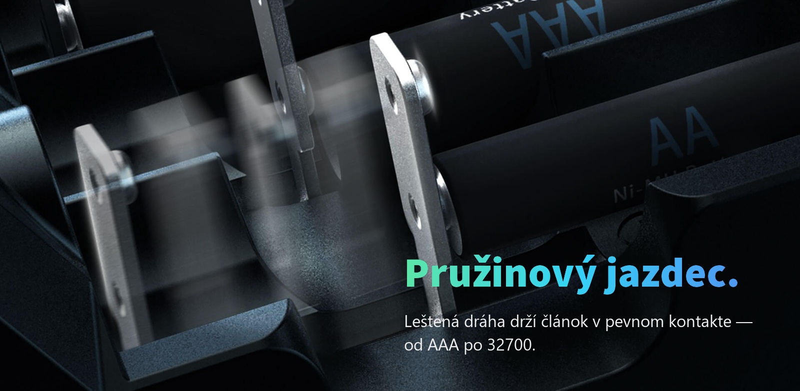 Detail pružinového posuvného kontaktu v slote nabíjačky SkyRC MC3000 s článkami AA a AAA