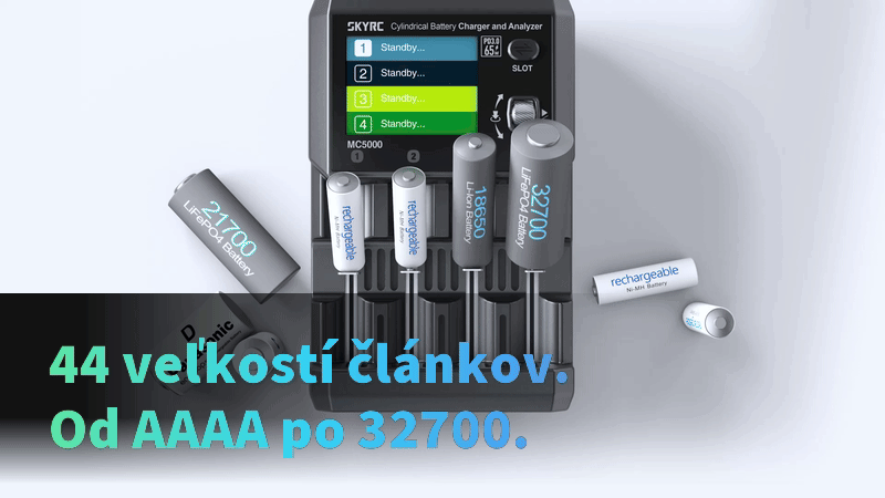 Pohľad zhora na štyri sloty SkyRC MC5000 s článkami D, C, 18650, 21700 a 32700