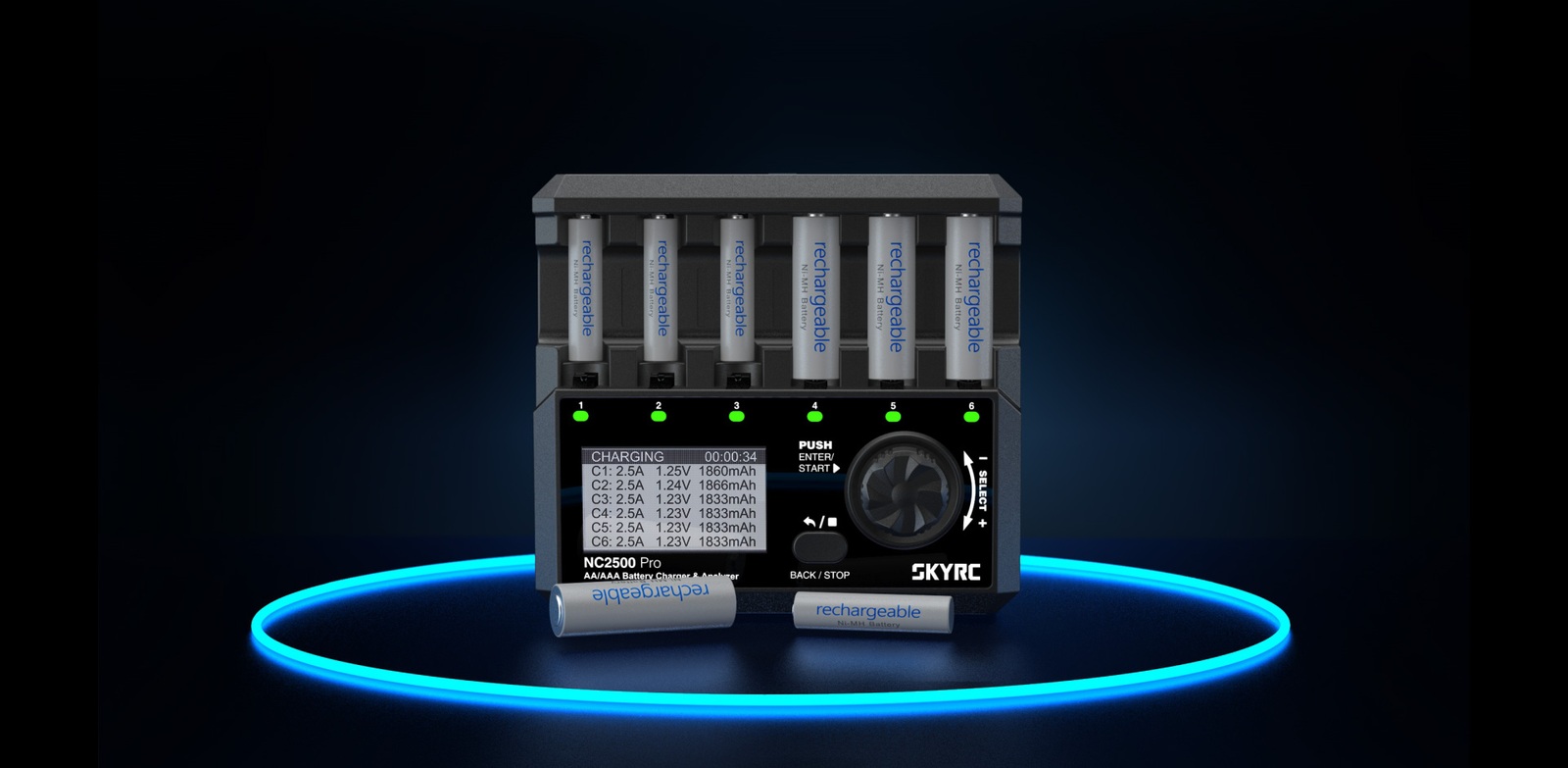 SkyRC NC2500 Pro nabíjačka a analyzér so šiestimi tužkovými článkami AA a displejom v režime nabíjania