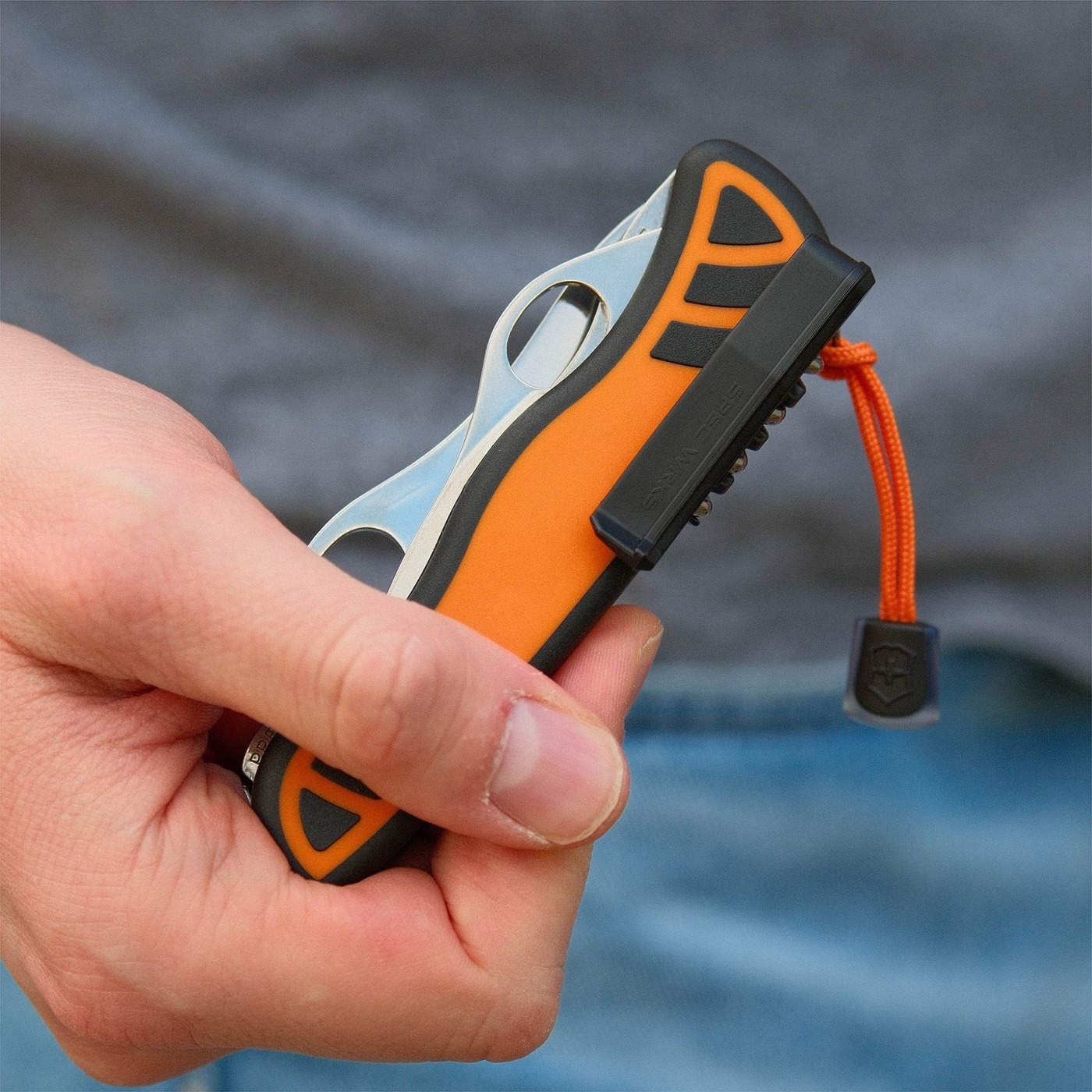 Švajčiarsky nôž Victorinox 111 mm v oranžovo-čiernom prevedení s klipom SPEC WRKS, na tele klipu je vylisovaný nápis SPEC WRKS