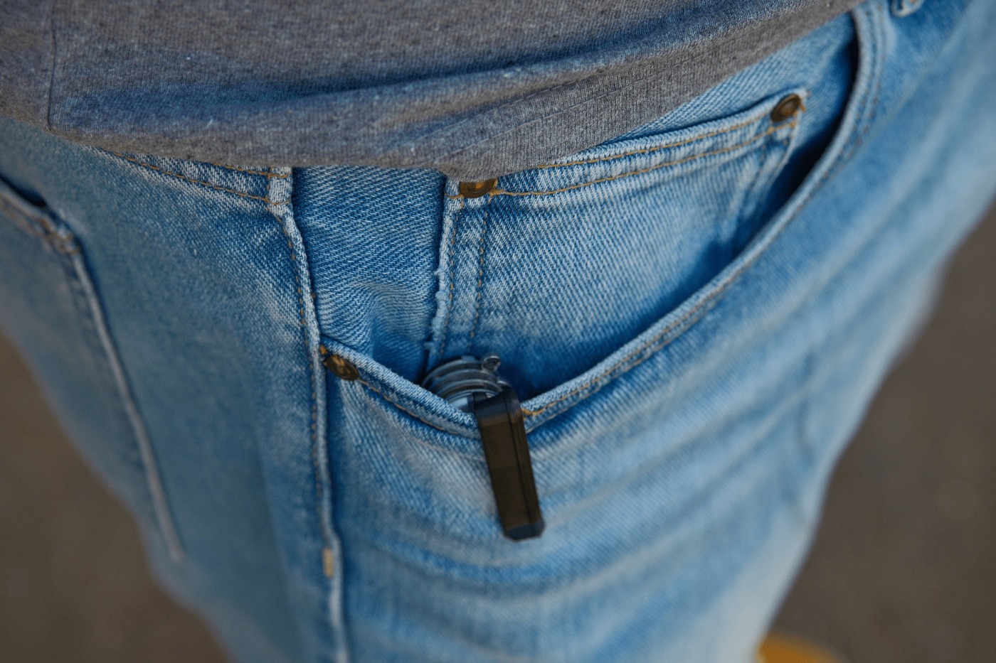 SPEC WRKS Pocket Clip drží švajčiarsky nôž hlboko vo vrecku džínsov, vonku ostáva len čierne telo klipu