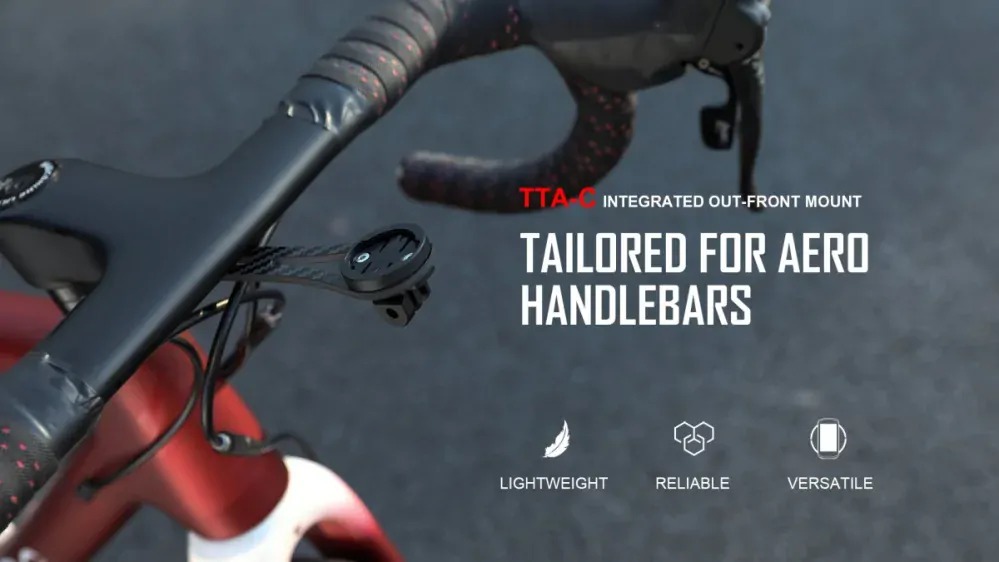 Magicshine TTA-C nasadený na integrovanom predstavci cestného bicykla s aero riadidlami, na ňom cyklopočítač