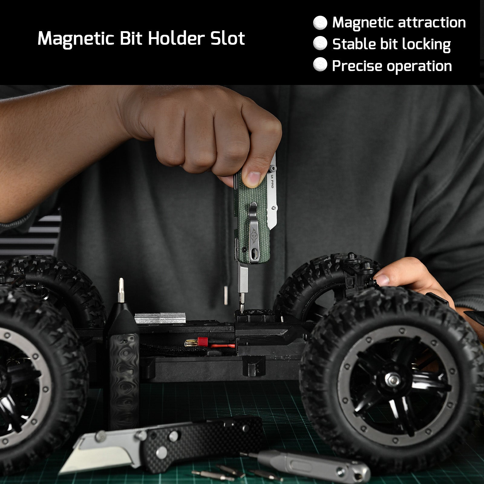 OKNIFE U1 Pro – skrutkovač s magnetickým držiakom bitov pri servise RC modelu (na zábere zelené vyhotovenie)