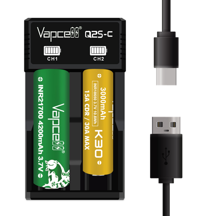 Vapcell Q2S-C s dvoma článkami Li-ion a dodaný napájací kábel s koncovkami USB-C a USB-A