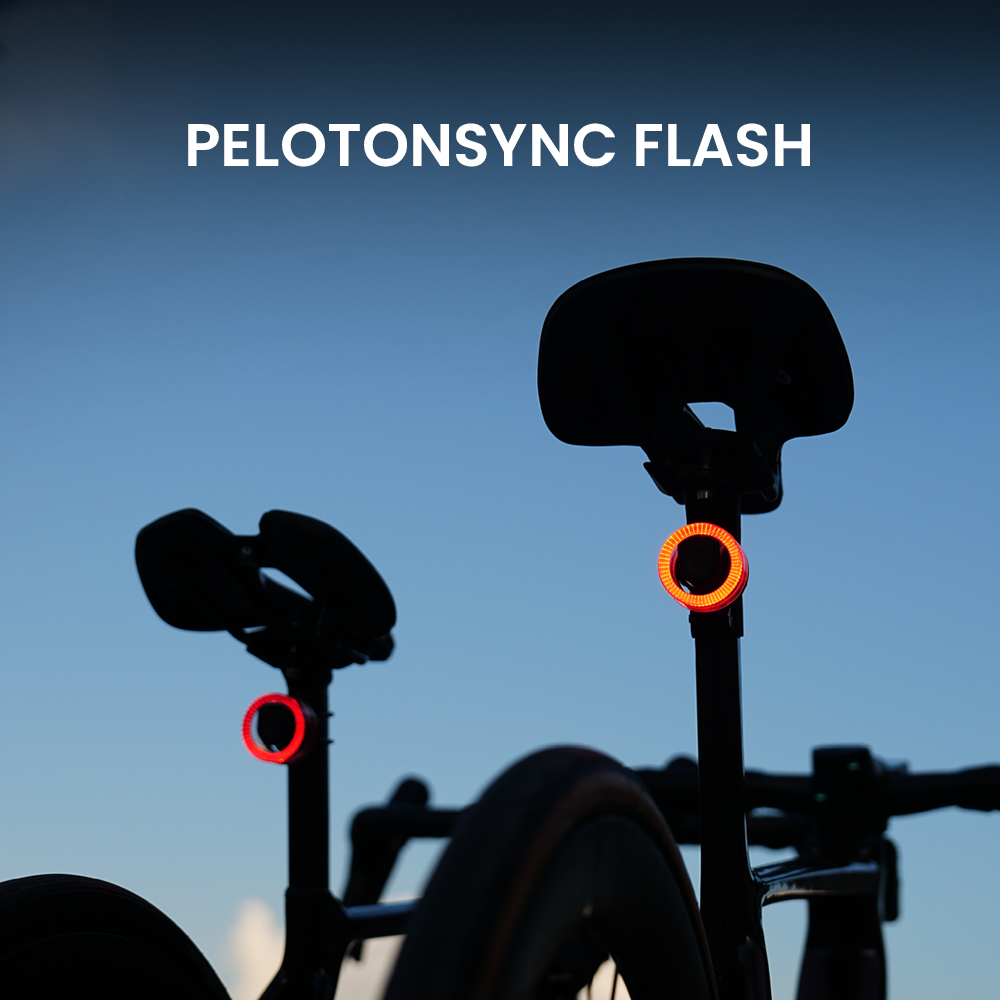 Dva bicykle so zadnými svetlami Magicshine VIVEE 50 HALO za súmraku blikajú v rovnakom rytme PelotonSync