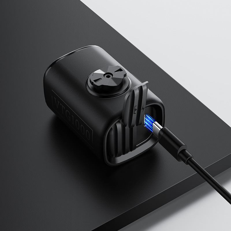 Kábel USB-C zasunutý do nabíjacieho portu pod odklopenou krytkou na tele svetla Magicshine VTG 1000