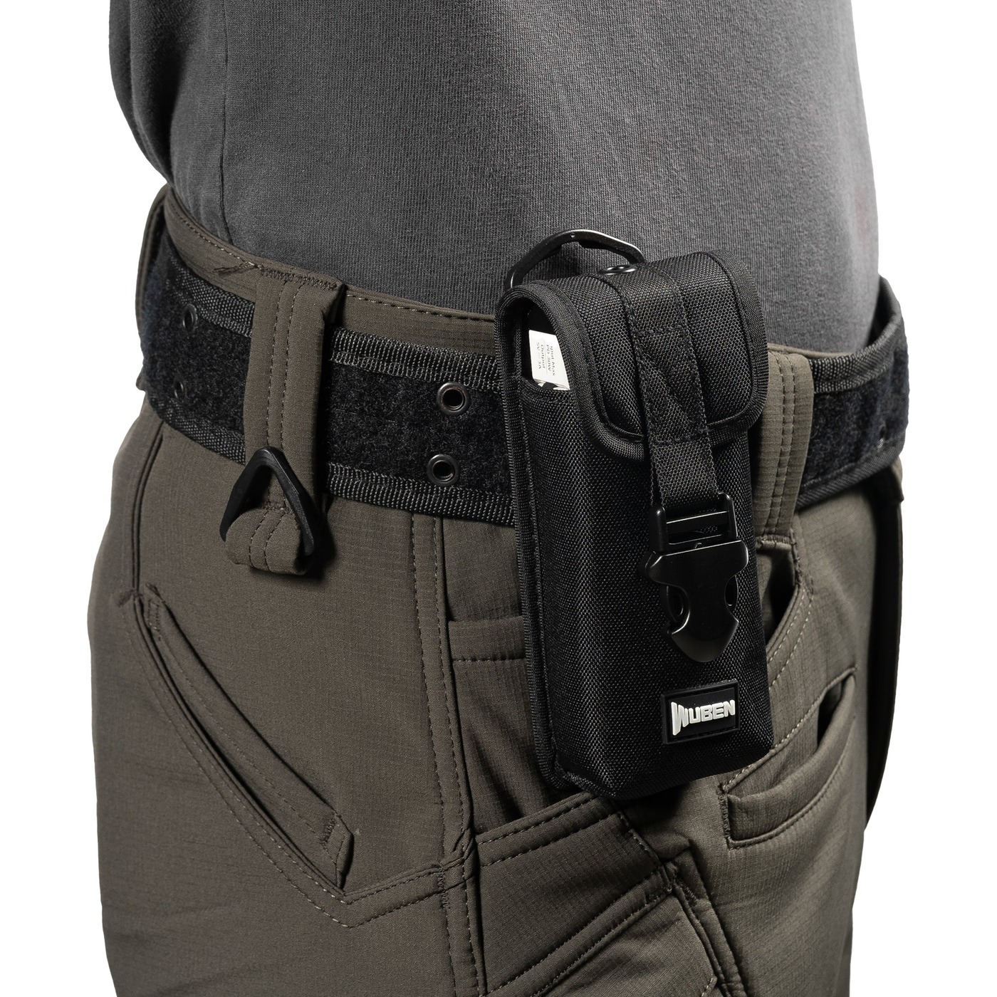 Wuben X1 Pro Belt Holster na opasku nohavíc – baterka Wuben X1 Pro pod zapnutou klopou