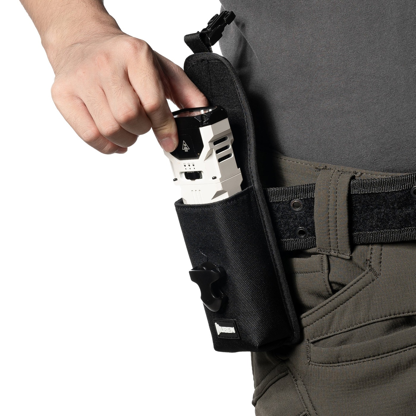 Wuben X1 Pro Belt Holster na opasku – ruka zasúva bielu baterku Wuben X1 Pro do puzdra s odopnutou klopou