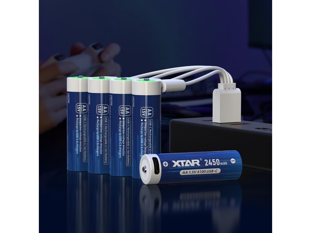 XTAR AA 4100 USB-C — štyri články sa nabíjajú naraz z jedného USB adaptéra, zelené LED svietia pri portoch