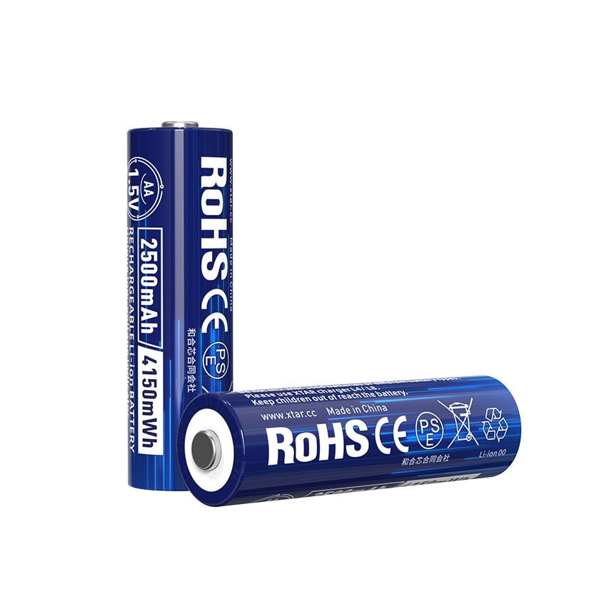 XTAR AA 1,5V 4150mWh (2500mAh) – oba póly batérie zblízka: vystúpený button top a hladký záporný pól bez USB-C portu